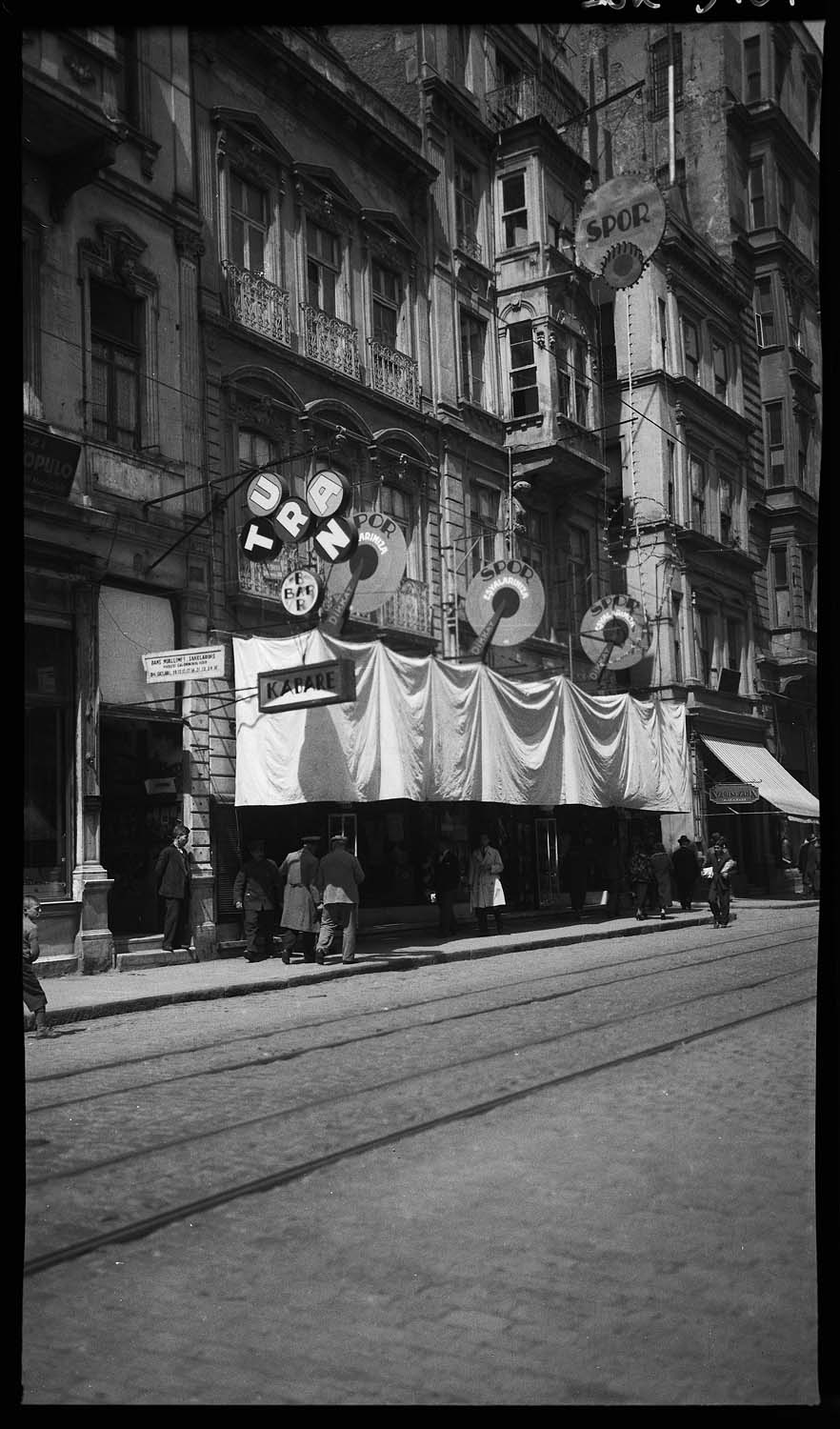 La grande rue de Pera à la hauteur du passage de Karlman